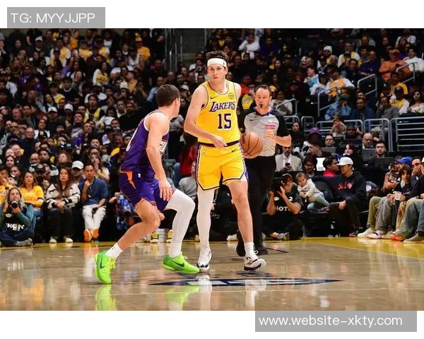 半场战报狄龙狂砍23分布克意外伤退太阳领先湖人14分东契奇27分老詹仅得4分